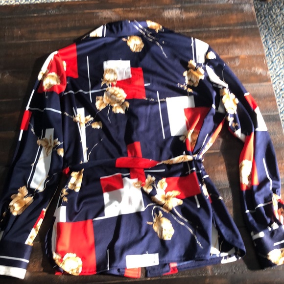 SOLD ❌1970’s floral polyester top! Vintage! - Picture 5 of 8